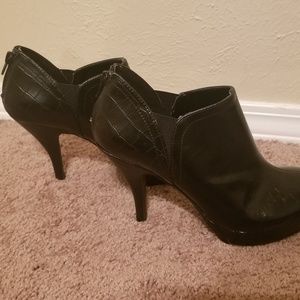 Black ankle heels (size 9)